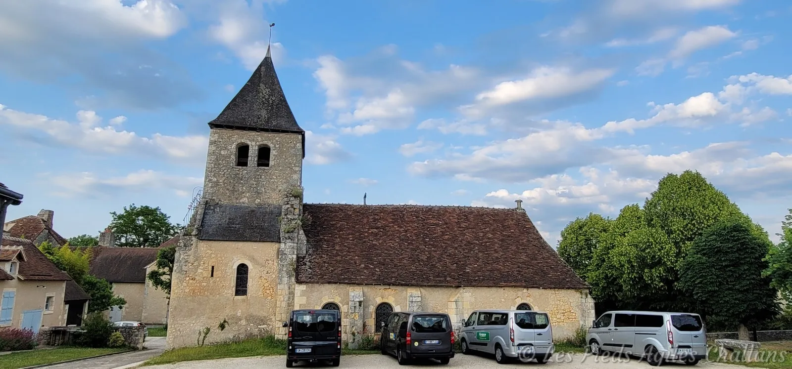 Les quatre véhicules garés près de l'église . .