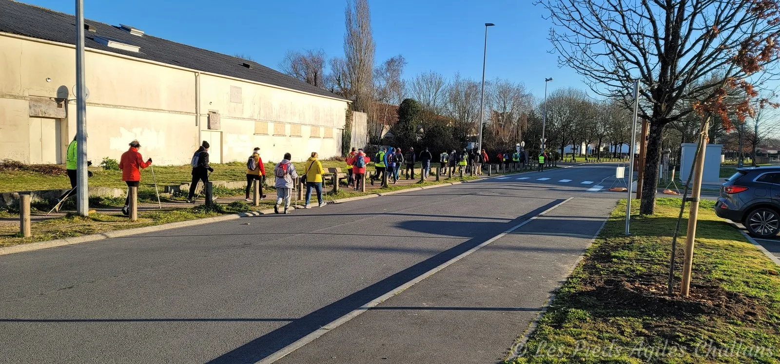 Départ de plusieurs participants ( sur les 104 ) pour les 12 Kms libre